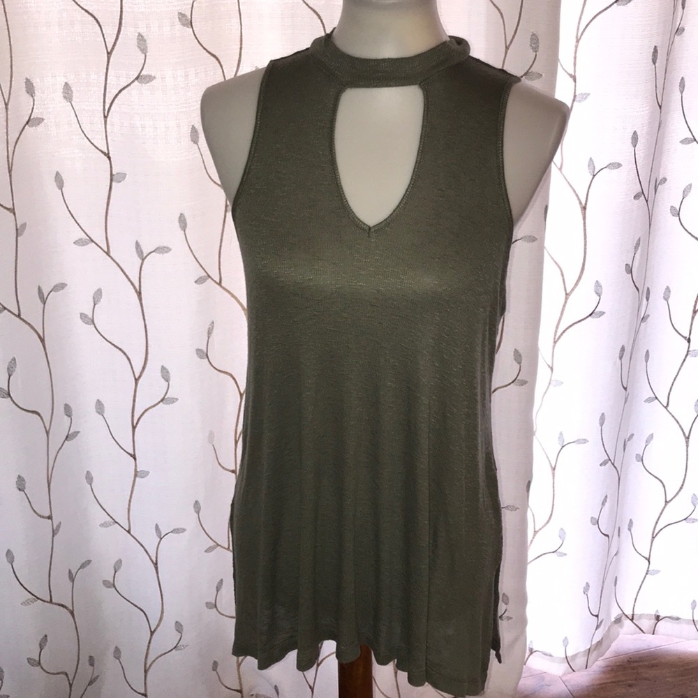 ⭐️Flowy tank top with key hole opening NWT⭐️